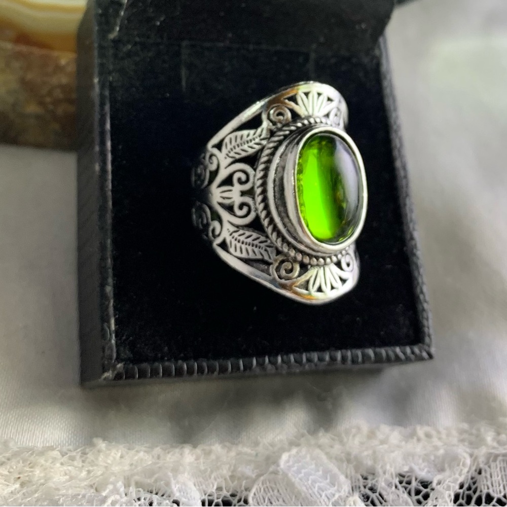 SILVER PLATED GREEN CAB LEAF RING SIZE 8